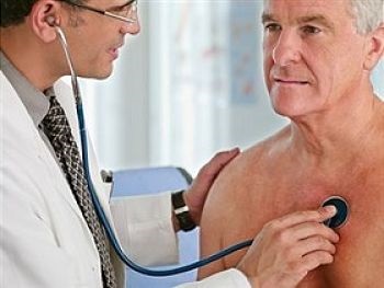 врач слушает пациента врач слушает пациента